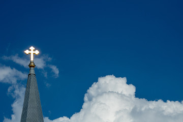 Obraz premium shining gold cross in the sky