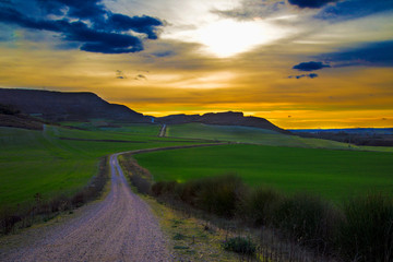 Escarpa casi vertical de un terreno en Cabezon de Pisuerga en la provincia de Valladolid (España )