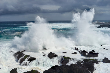 Fototapeta premium Teneriffa Wellengischt im Gewitter