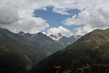Gletscher und Berge rund um das Ötztal der Tiroler Alpen  