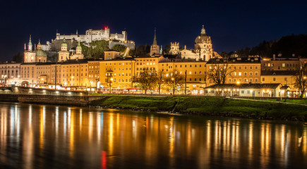 Wunderschöner Blick auf Salzburg bei Nacht