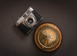 CÁMARA DE FOTOS Y BRÚJULA ANTIGUA VINTAGE
