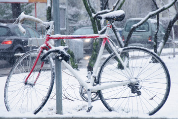 Fototapeta na wymiar Snow in the bikcykle. Bad weather. Forecast