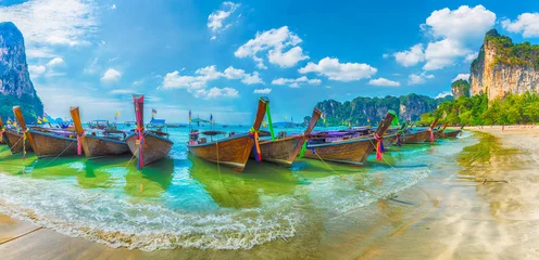 Photo sur Plexiglas Railay Beach, Krabi, Thaïlande Long tail boats on Railay beach in Krabi region, Thailand