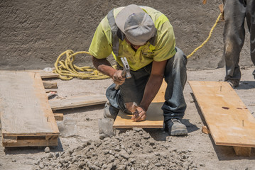 alba&ntilde;il  clavando una madera, reparaciones en el hogar, alba&ntilde;il, carpintero, plomero, electricista, trabajador de la construcci&oacute;n, latino, manos morenas, trabajador manual, ingeniero, componer