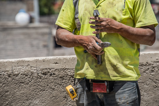 reparaciones en el hogar, alba&ntilde;il, carpintero, plomero, electricista, trabajador de la construccion, latino, manos morenas, trabajador manuel, ingeniero, componer
