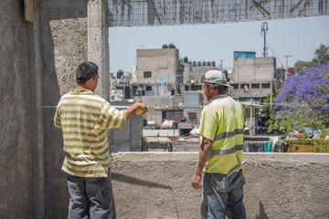 reparaciones en el hogar, albañil, carpintero, plomero, electricista, trabajador de la construccion, latino, manos morenas, trabajador manuel, ingeniero, componer