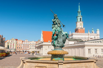 Town hall and Neptune fountain on market square in Poznan, Poland. © GISTEL