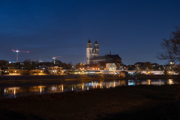 Fototapeta na wymiar Nachts in Magdeburg