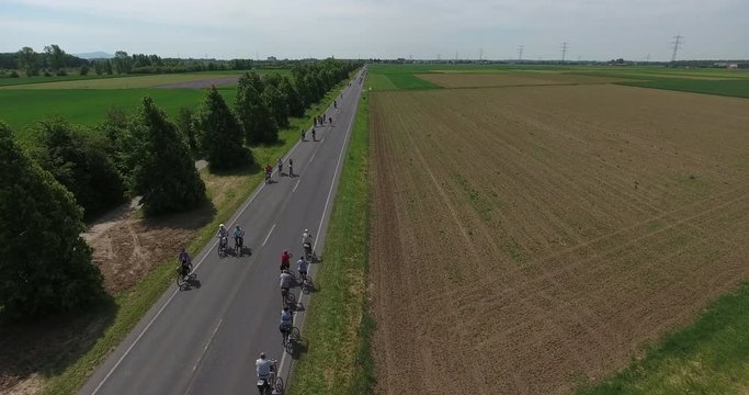 Drohnenflug - autofreie Landstraße mit Radfahrern
