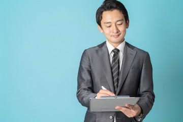 チェックする男性