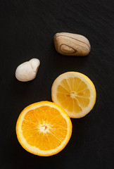 NARANJA LIMÓN Y PIEDRAS SOBRE FONDO OSCURO