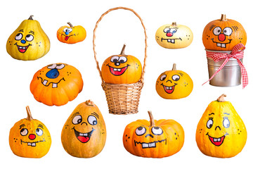 Viele große und kleine Kürbisse mit Gesicht vor einem weißen Hintergrund