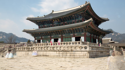Fototapeta premium Traditional Korean architecture of Gyeongbokgung palace in Seoul