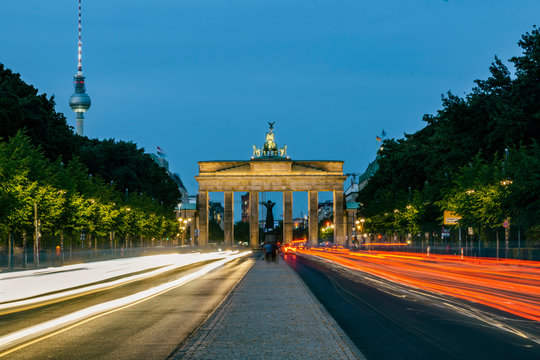 Traffic on Strasse Des 17 Juni and the Brandenburg Gate at dusk, Berlin, Germany