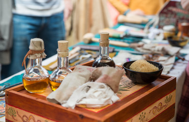 Caja con medicinas medievales: oximel y dwale, y unas vendas