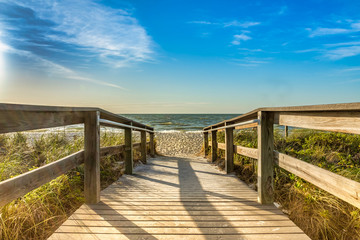 Fototapeta na wymiar Wooden path to the beach