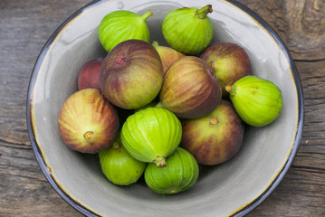 bowl of figs on a rustic wooden table, flat lay