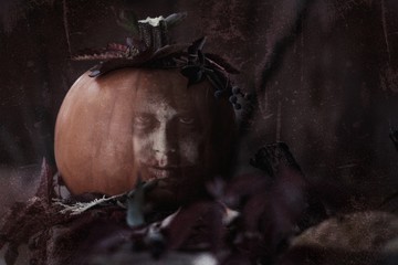 Reflejo fantasmal en calabaza de Halloween 