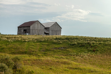 Fototapeta na wymiar old barn in field