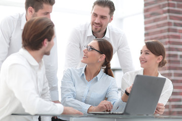 Obraz premium young professionals discussing new information