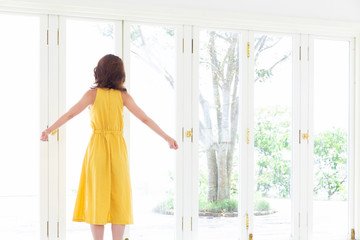 リラックスする女性　後ろ姿