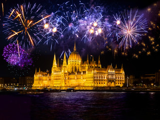 Fototapeta na wymiar Feuerwerk über dem Parlament in Budapest, Ungarn 