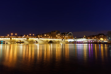 Obraz premium Paryż, Francja - 18 lutego 2018 r.: Widok na Pont Neuf, stary most w Paryżu nocą