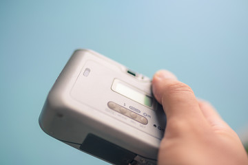 コンパクトカメラで撮影する様子