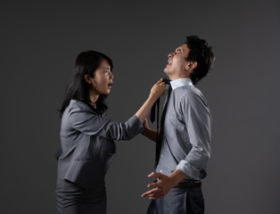 対立するビジネスマンとビジネスウーマン