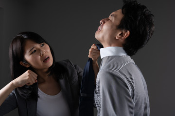 対立するビジネスマンとビジネスウーマン