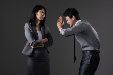 対立するビジネスマンとビジネスウーマン