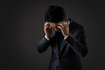 頭が痛いビジネスマン
