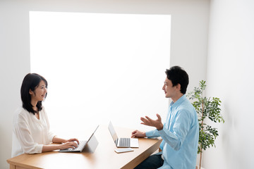 打ち合わせをする男性と女性