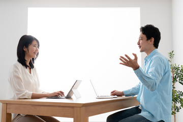 Obraz premium 打ち合わせをする男性と女性