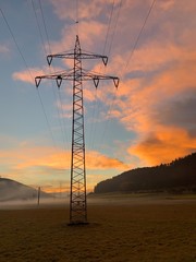 Strommast am Morgen