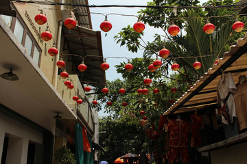 Fototapeta na wymiar A Chinatown alley in Glodok, full of sellers (of many products and stuff) and lanterns