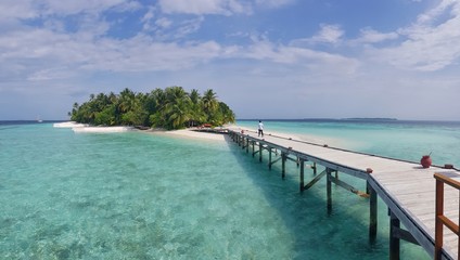 Fototapeta na wymiar Beautiful cyan color ocean of Maldives island