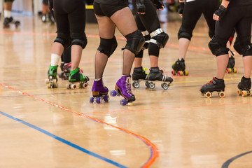 Naklejka premium Roller derby players compete against each other