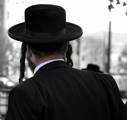 Orthodoxer Jude mit Hut und Schläfenlocken