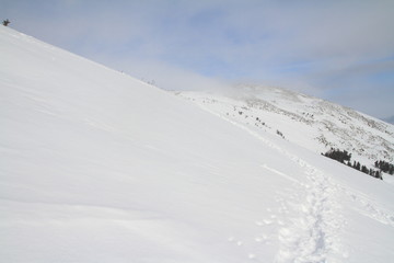 Fototapeta na wymiar winter mountain trail