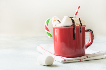 Mok warme chocolademelk en cacao met marshmallows met kerstboomtakken op witte tafel. Kerst vakantie.