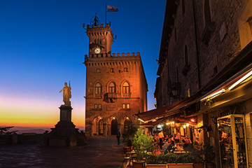 San Marino: Piazza della Libertà (Freiheitsplatz) in der Abenddämmerung