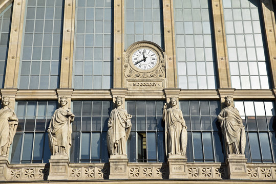 Statues et horloge gare du Nord &agrave; Paris, France
