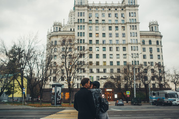 Obraz premium young couple walks on the city