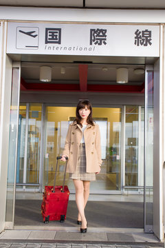 空港ビルから出る女性