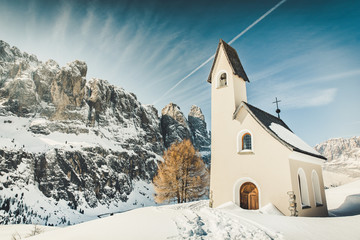 chiesetta di montagna a passo gardena