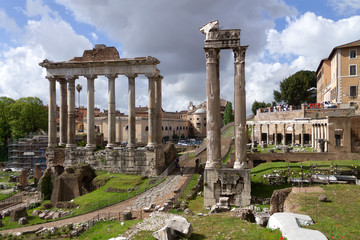 Templo de Saturno y templo de Vespasiano en el foro romano, Roma Italia