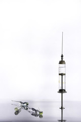 Obraz premium Old metal medical syringe and accessories on the table