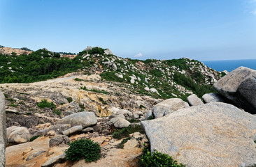 Fototapeta na wymiar seashore with blue sky and rocks